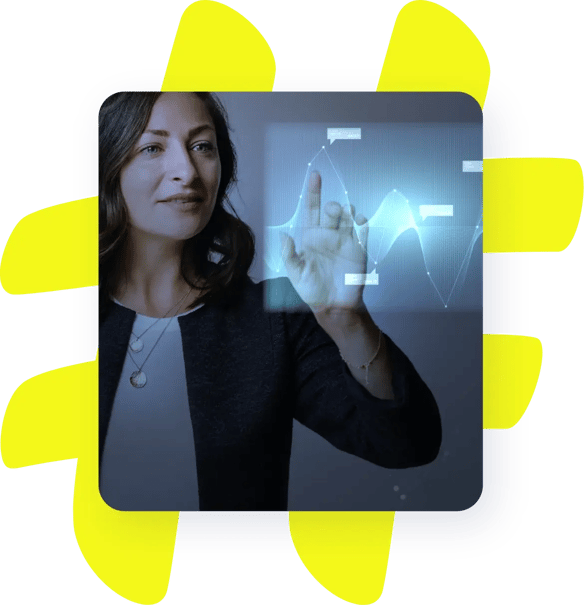 mujer tecnología con hashtag amarillo